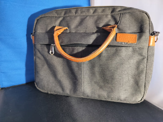 Ferreli läppäri laukku. 34.5cm leveys